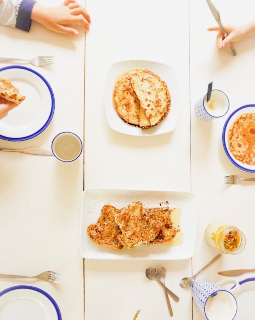 kids eating breakfast