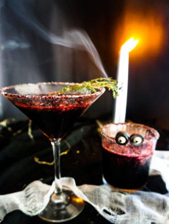 The Morticia, a Halloween's cocktail made with muddled blackberries and champagne