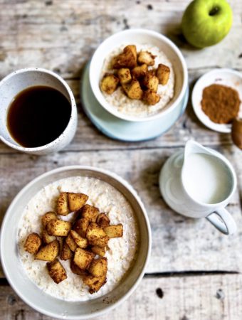 apple pie oats in bowls